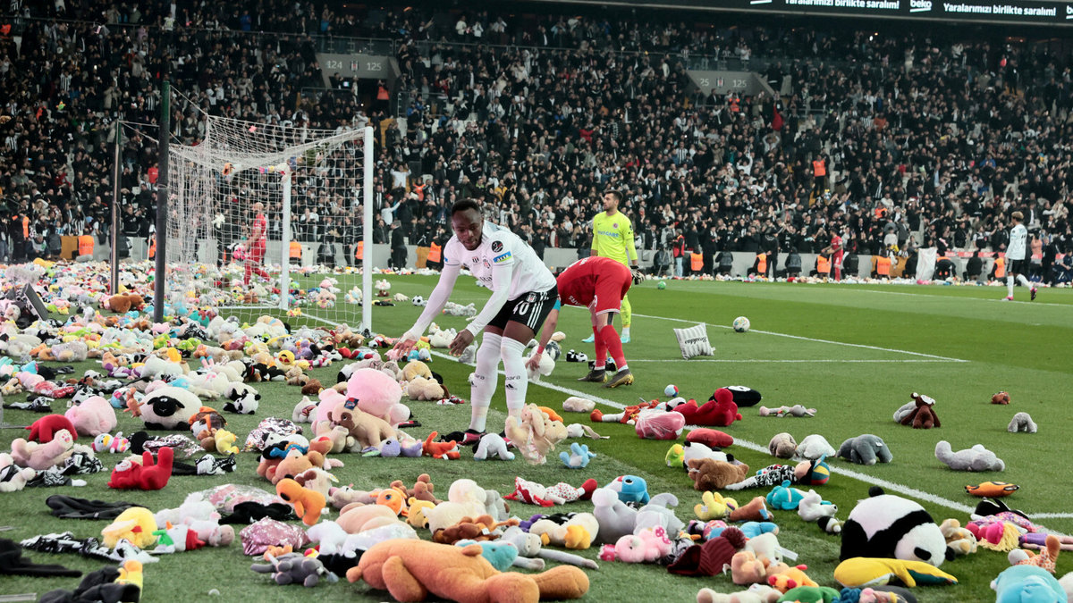 Deszcz pluszaków na stadionie piłkarskim w Stambule