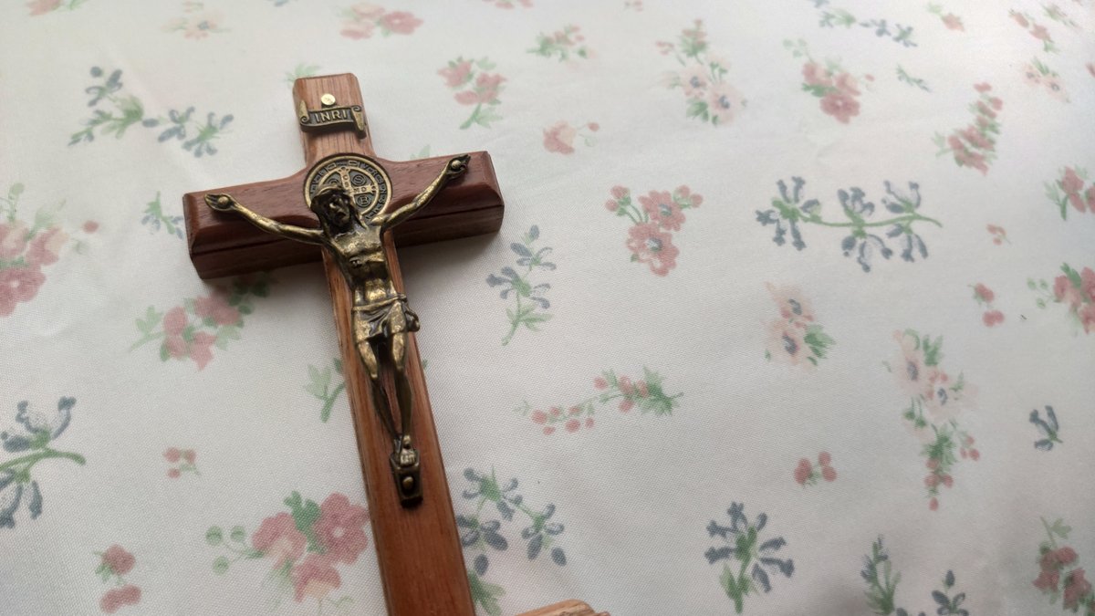 Benedyktyński drewniany krucyfiks leży na stole