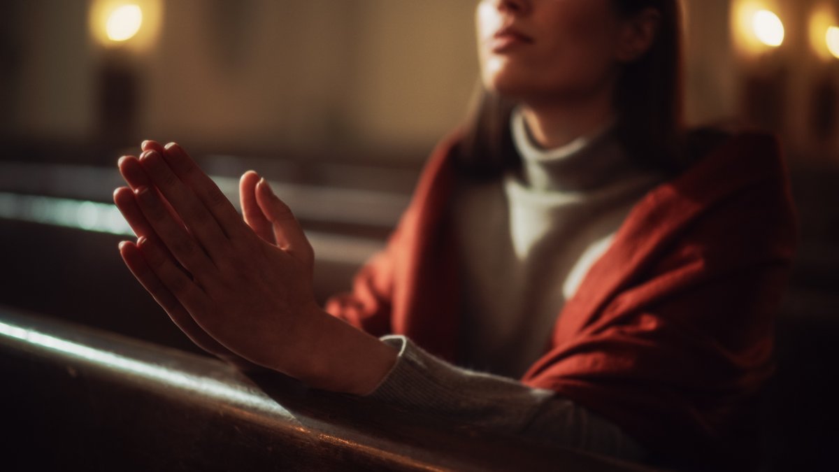 mulher em oração e meditação
