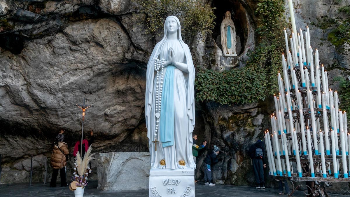 Notre-Dame de Lourdes statue