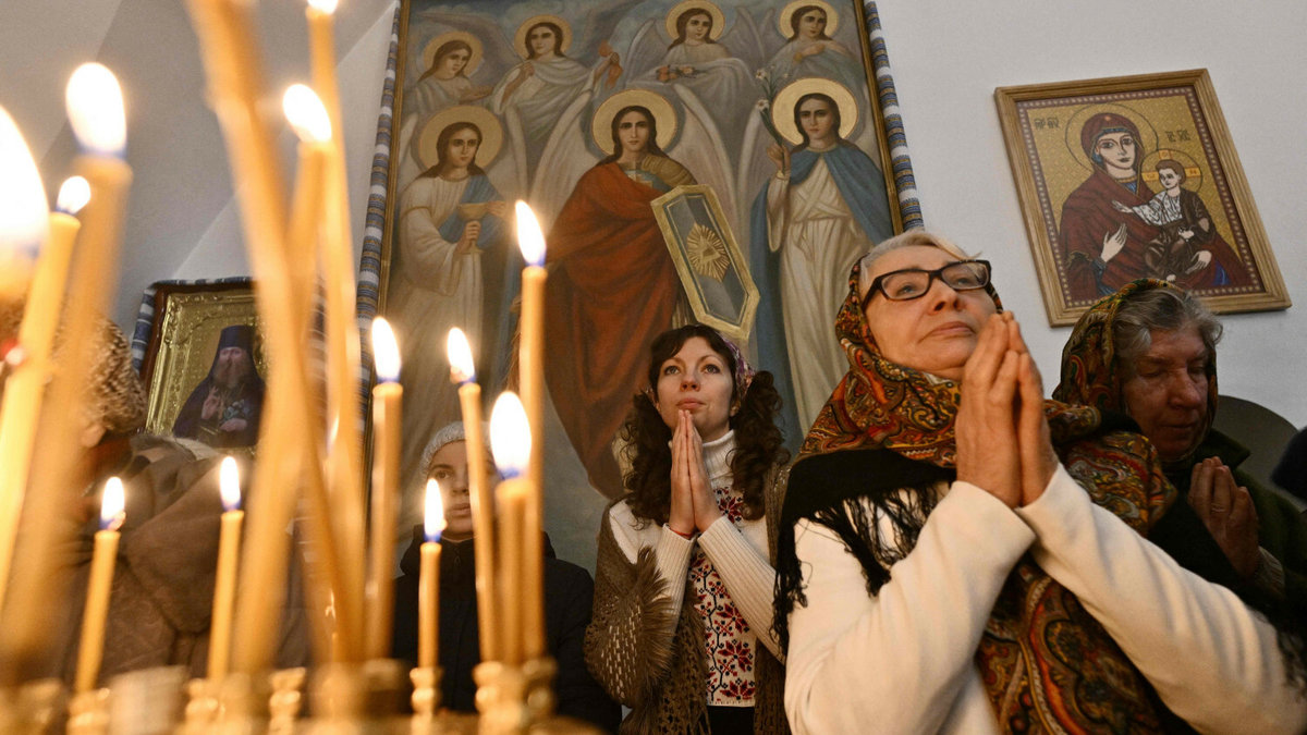 Ukraińskie kobiety modlą się podczas świąt Bożego Narodzenia w kościele prawosławnym w Kijowie