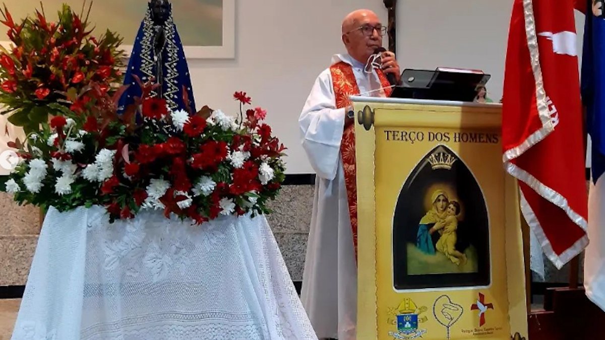 Monsenhor Pedro Teixeira no terço nos homens
