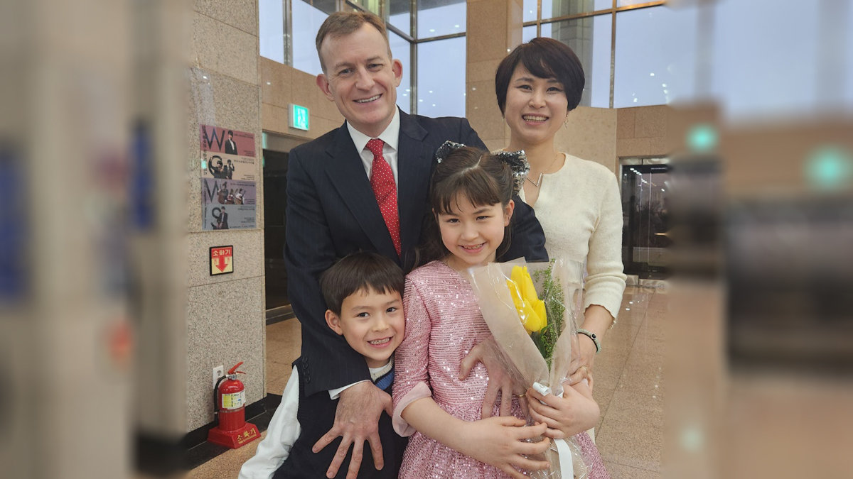 Professor-Robert-Kelly-and-his-family