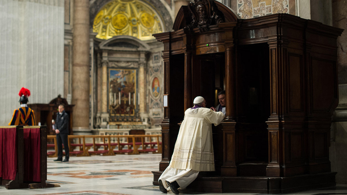The-10-gestures-of-Pope-Francis-that-shed-light-on-his-pontificate-AFP