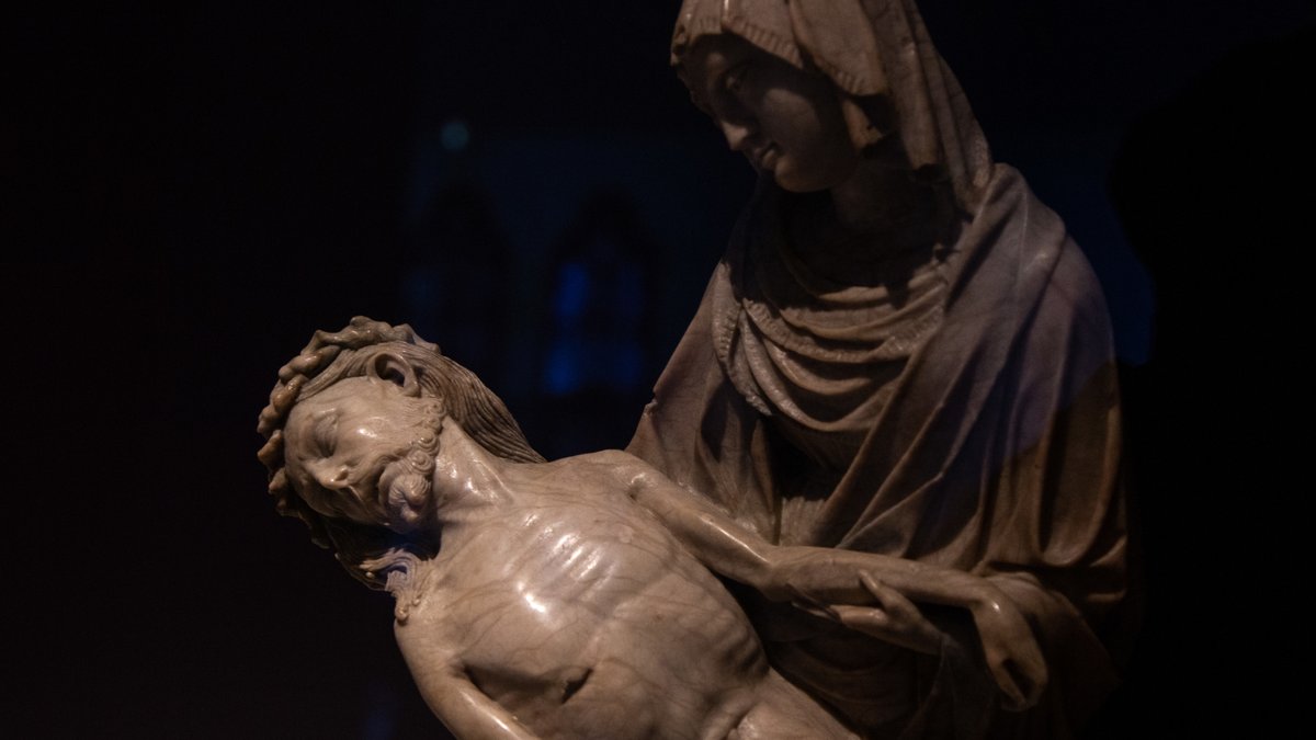 Matka Boża trzyma w ramionach ciało zabitego syna - Jezusa Chrystusa (Pieta)