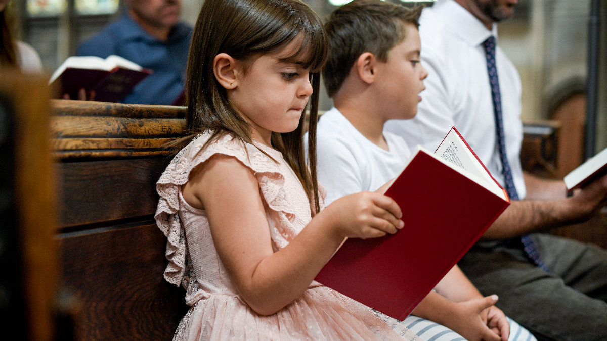 kids-pray-church-dad