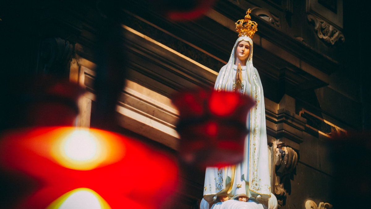 Figura Matki Bożej Fatimskiej we wnętrzu kościoła
