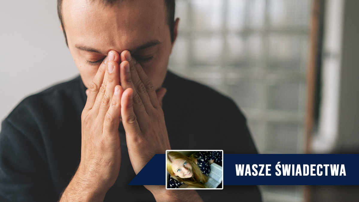 Zmęczony, sfrustrowany mężczyzna chowa swoją twarz w dłoniach