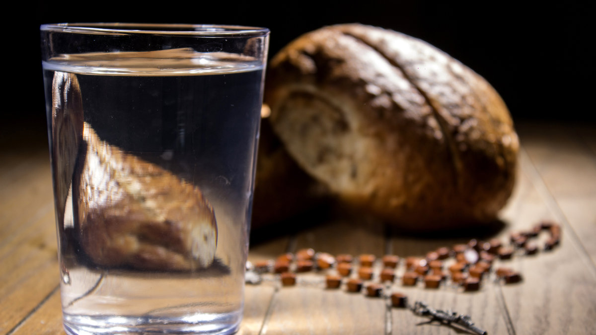 Ayuno-a-pan-y-agua-para-fortalecer-el-espiritu-Jesus-Cervantes-shutterstock_594564512.jpg