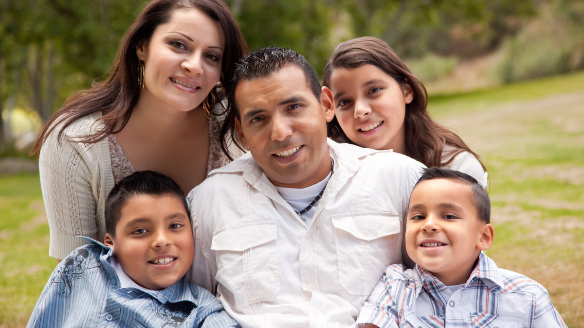 Feliz-Retrato-Familiar-Hispanico-En-El-Parque.-shutterstock_43296799