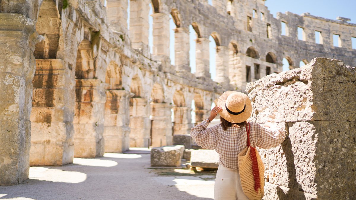 HOLIDAYS-ROMA-shutterstock_2111251301