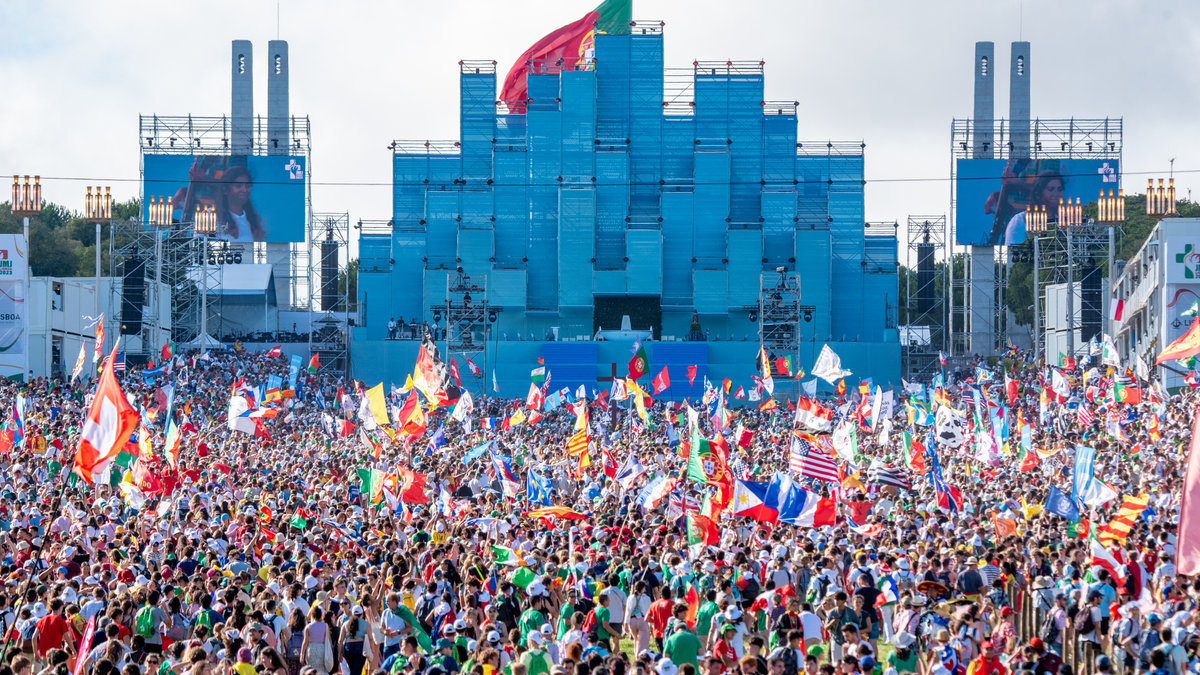 Pilgrims-attend-the-opening-mass-of-the-World-Youth-Day-Lisboa-2023-Photo-By-Sebastiao-Roxo-JMJ-Lisboa-2023-01-e1712939612113.jpg