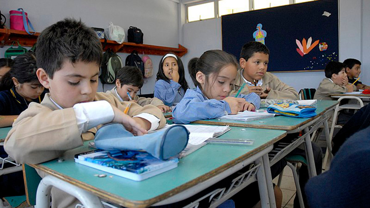 Pontificia-Universidad-Catolica-de-Chile-from-Santiago-Chile-Ocho-escuelas-vulnerables-mejoran-sus-logros-en-lenguaje-y-matematica-con-el-apoyo-de-Ailem-UC-Ninos_estudiantes_chilenos.jpg