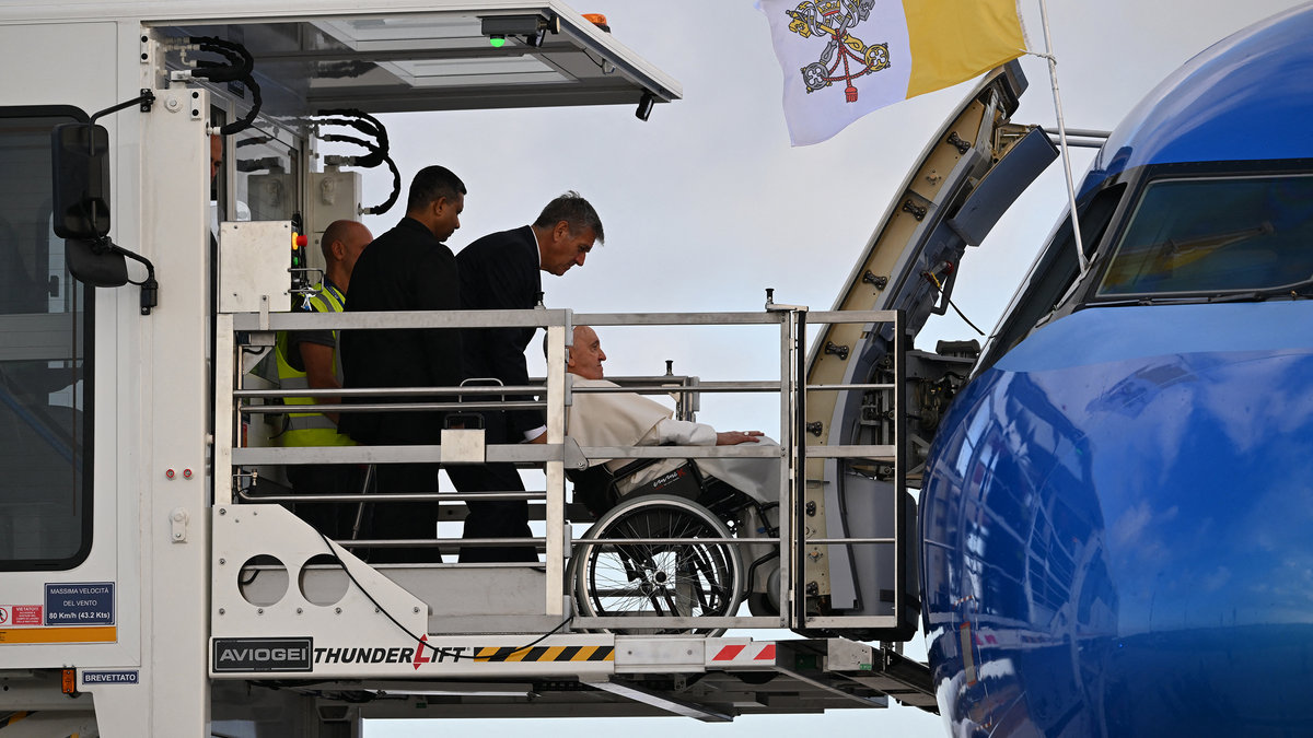 Papa Francisco embarca para Lisboa