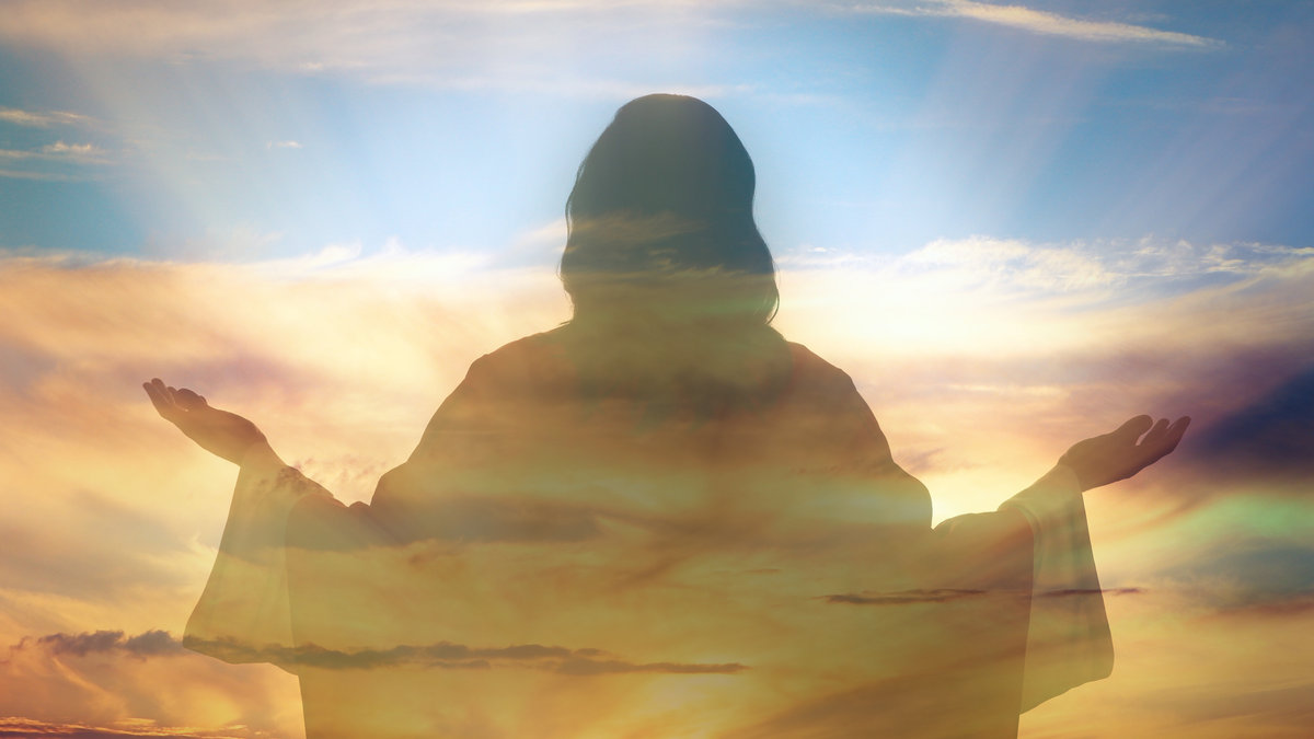 Silueta-de-Jesucristo-y-cielo-nublado-shutterstock_1943837083.jpg