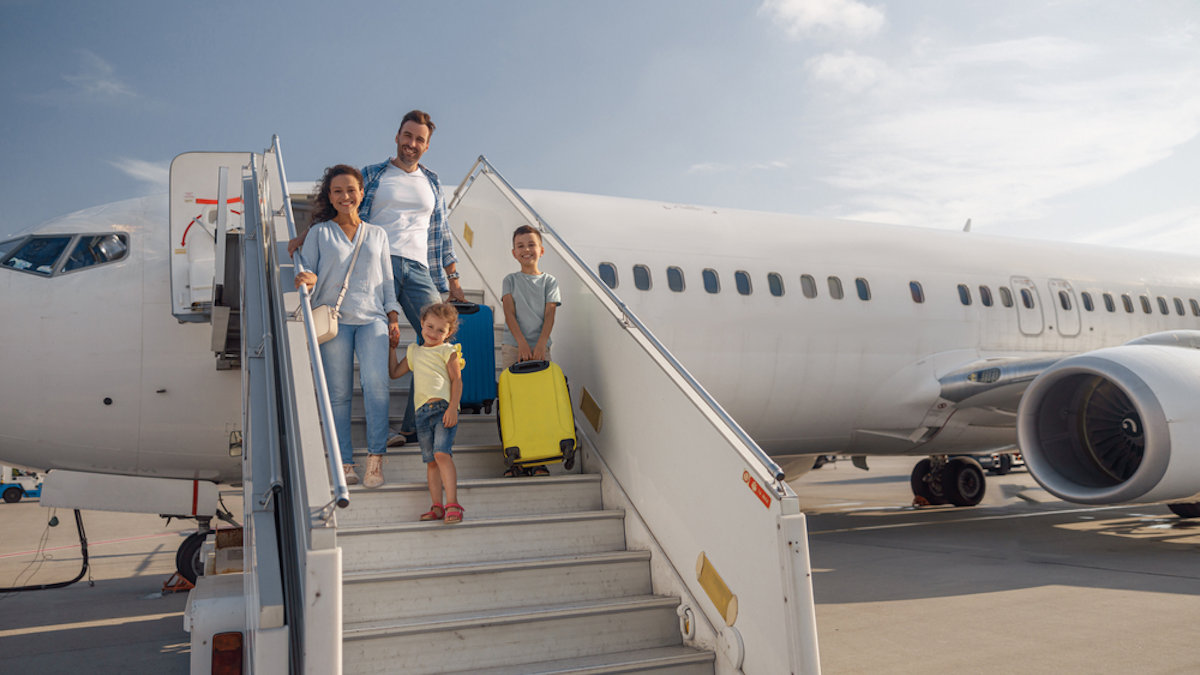 Família subindo no avião
