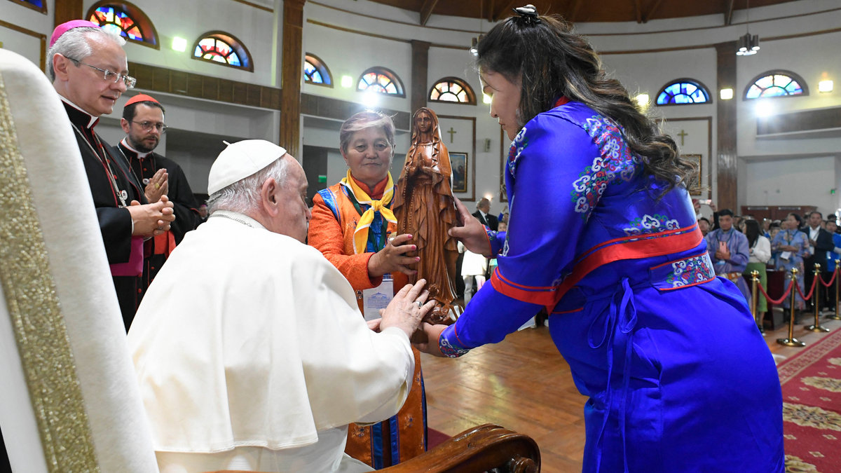 Papa Francisco abençoa imagem de Nossa Senhora Mãe do Céu, na catedral de Ulan Bator, Mongólia