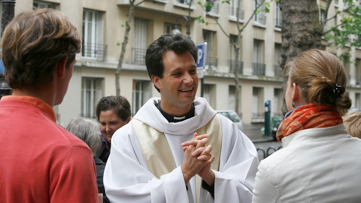 PRETRE-SORTIE-MESSE