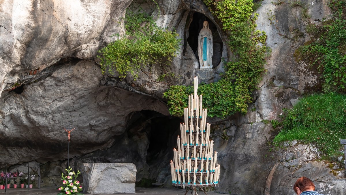 Grota objawień w sanktuarium w Lourdes