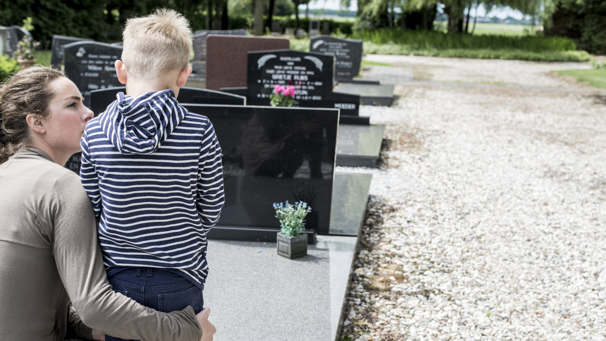 Família em oração no cemitério