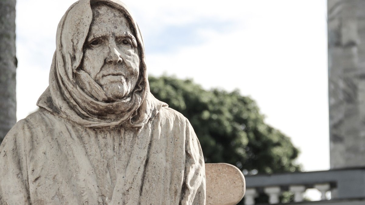Estátua da Beata Nhá Chica