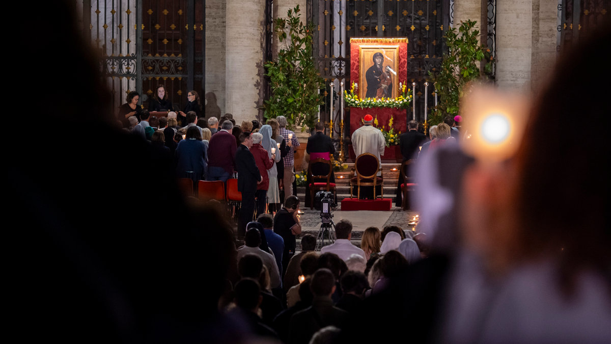 Rosary for Peace in the Holy Land presided over by Cardinal Vicar Angelo De Donatis at Santa Maria Maggiore in front of the icon of the Blessed Virgin Mary Salus Populi Romani