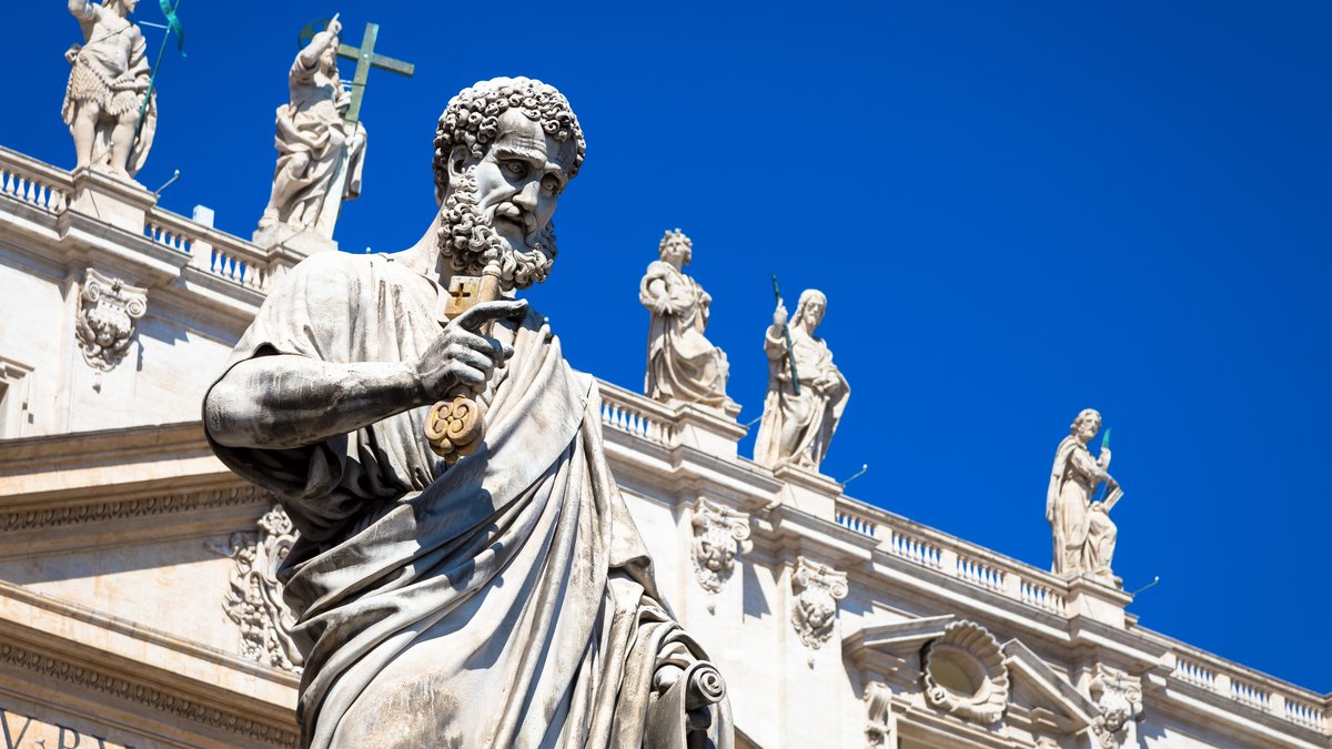 STATUE-SAINT-PIERRE-shutterstock_2171046043-e1703083550557.jpg