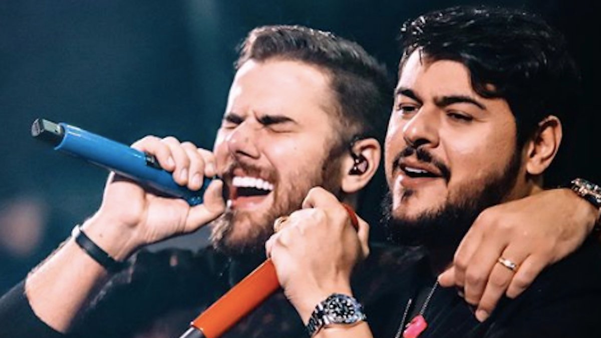 A dupla Zé Neto e Cristiano no palco, cantando.