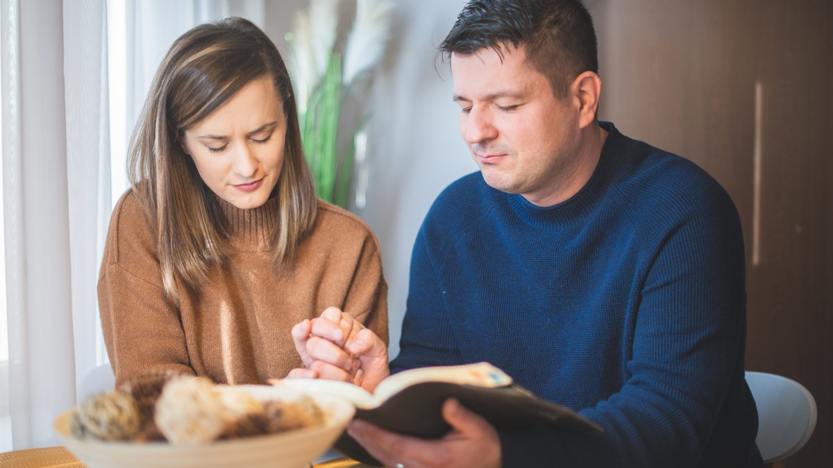 married-couple-praying-together