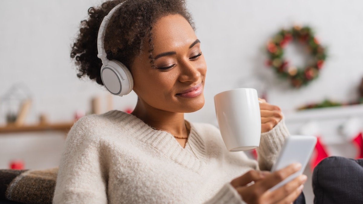 CHRISTMAS-WOMAN-PHONE
