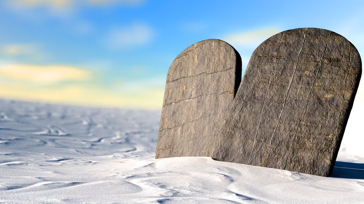 Dos-tabletas-de-piedra-que-representan-los-diez-mandamientos-shutterstock_164719115.jpg