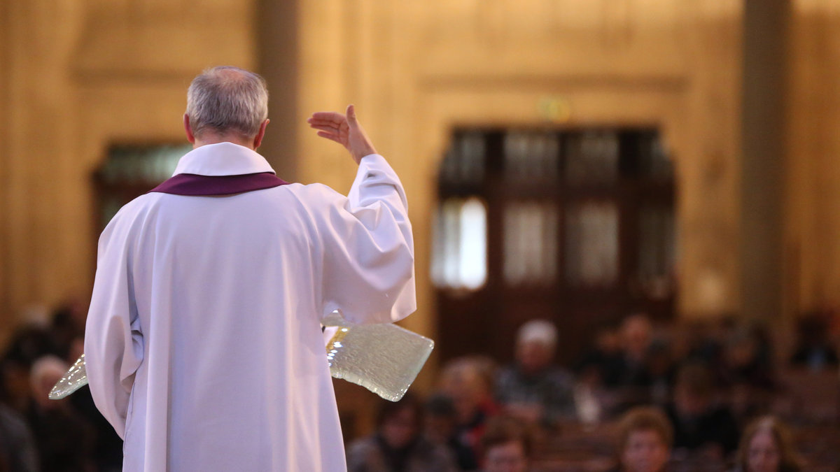 Catholic-mass-Priest