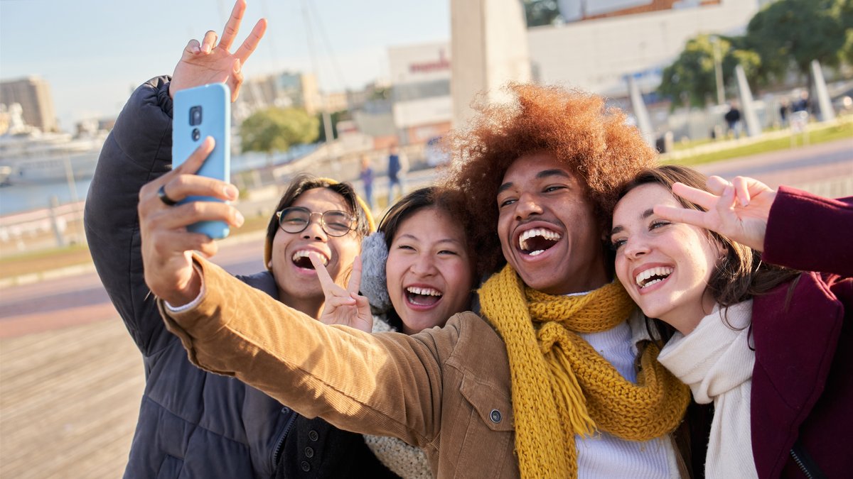 SMILE-YOUTH-SOCIAL-MEDIA-shutterstock_2250419279