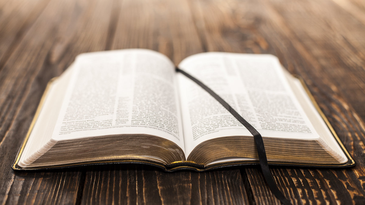 Biblia con marca páginas