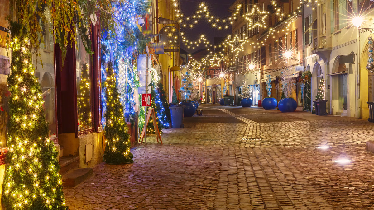 ILLUMINATIONS-NOEL-RUE-shutterstock_782808628