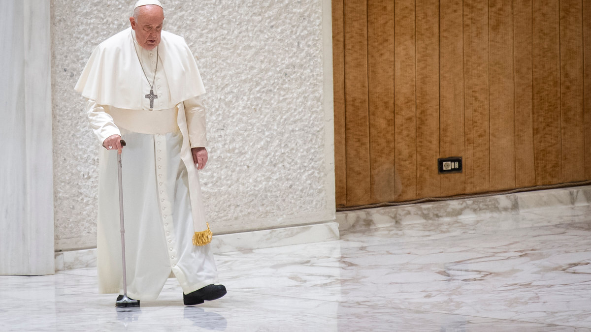Papa Francisco usando bengala