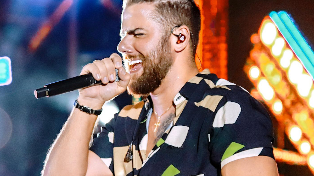 Cantor Zé Neto durante show