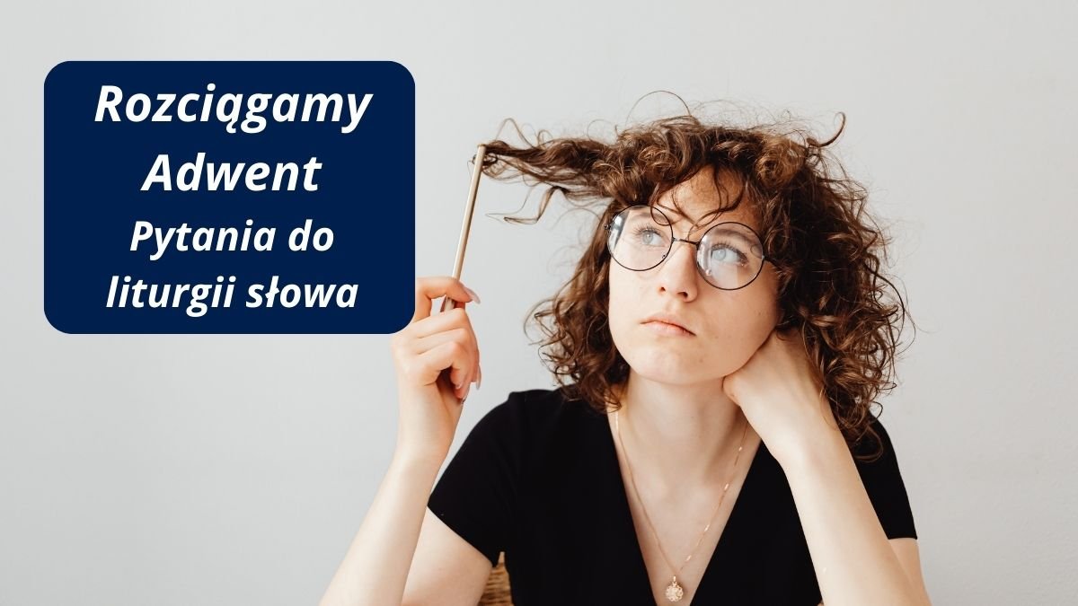 Zamyślona kobieta zawija włosy na ołówek