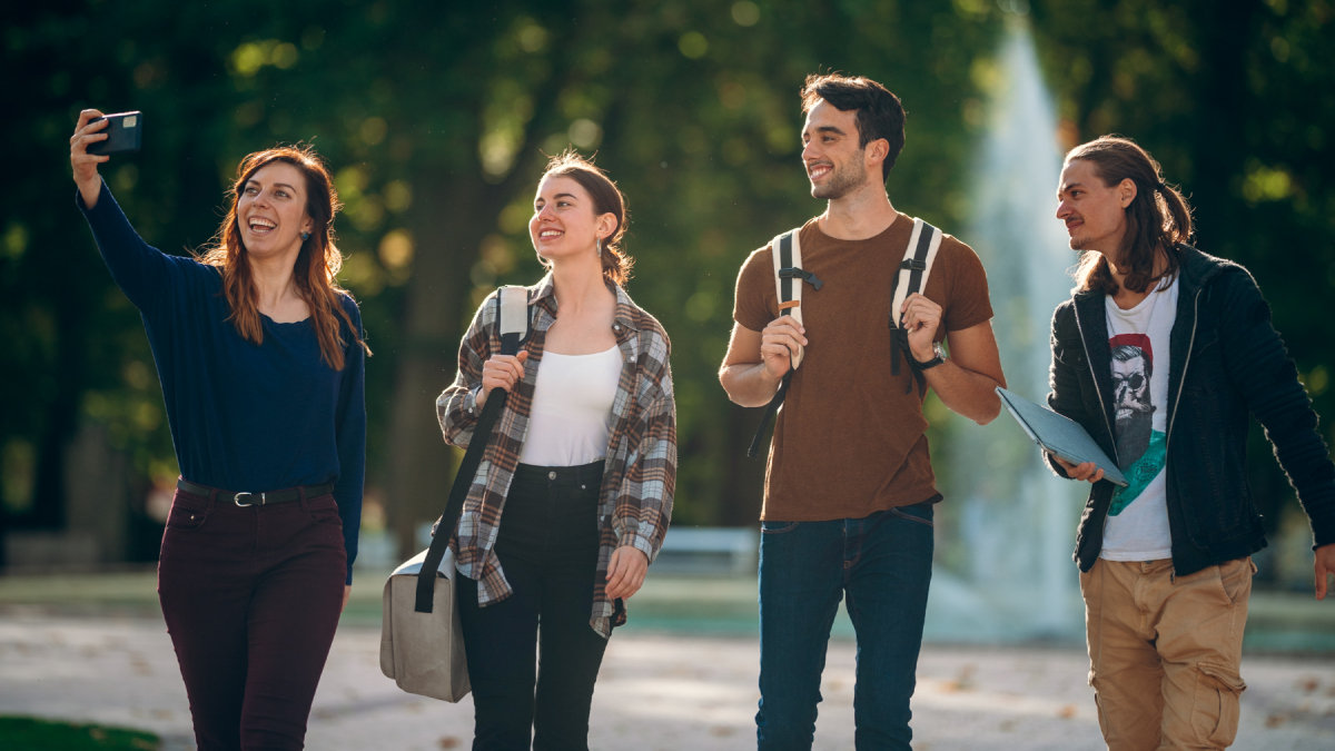 FH-Kaernten_group-of-students-park.jpg