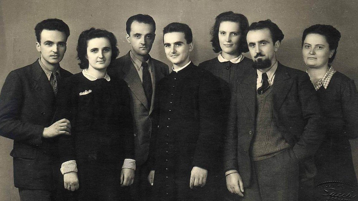 Photographie prise en 1946, à l’occasion de l’ordination sacerdotale de père Giuseppe. De gauche à droite : Enrico (futur père Alberto) – Gianna – Ferdinando – père Giuseppe – Virginia – Francesco – Zita