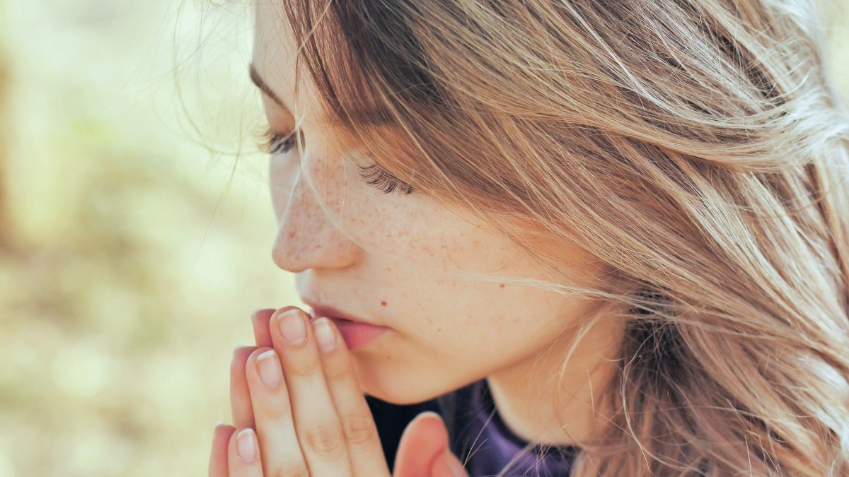 WOMAN-PRAYING