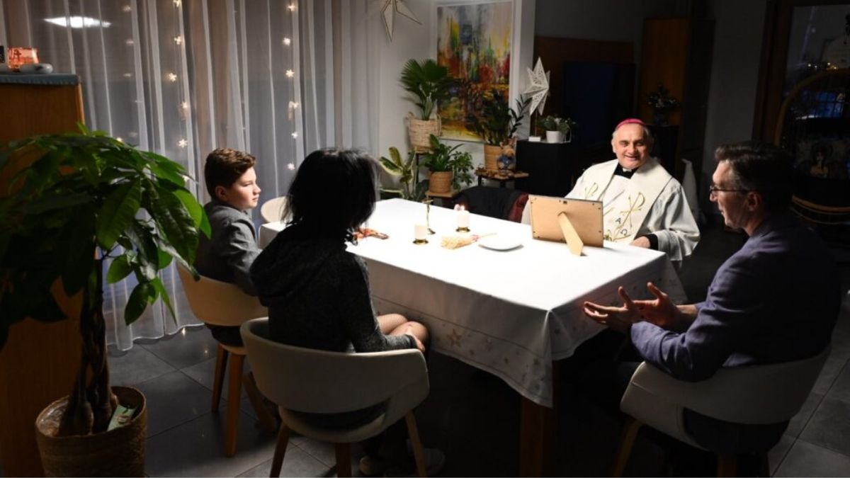Bp Krzysztof Włodarczyk chodzi po kolędzie