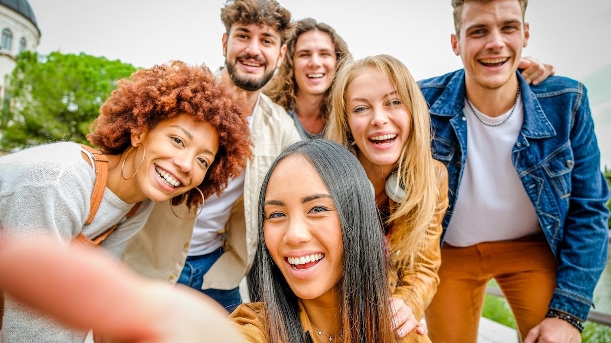 selfie-whit-happy-friends