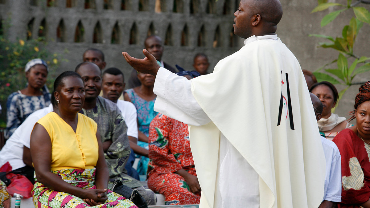 PRETRE-CONGO-AFRIQUE-EGLISE-GODONG