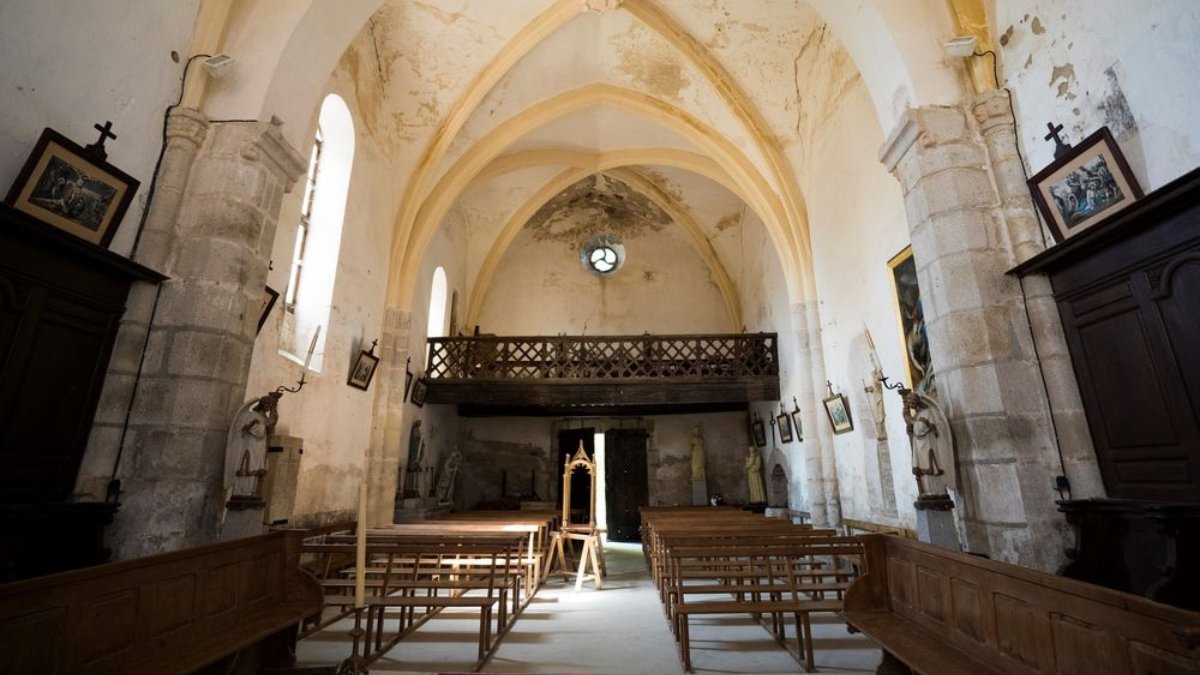 Eglise-dAubusson-dAuvergne-2.jpg