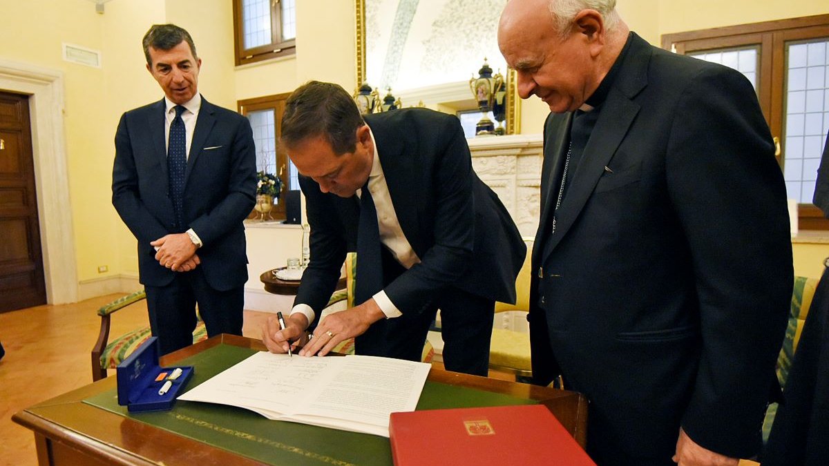 Vatican representatives and Cisco representatives meet to sign the Rome Call for AI ethics on April 24, 2024
