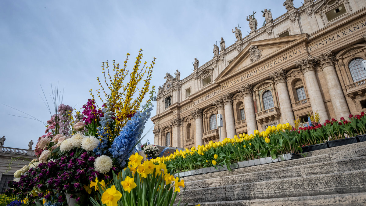 ST. PETER'S BASILICA-FLOWER-EASTER