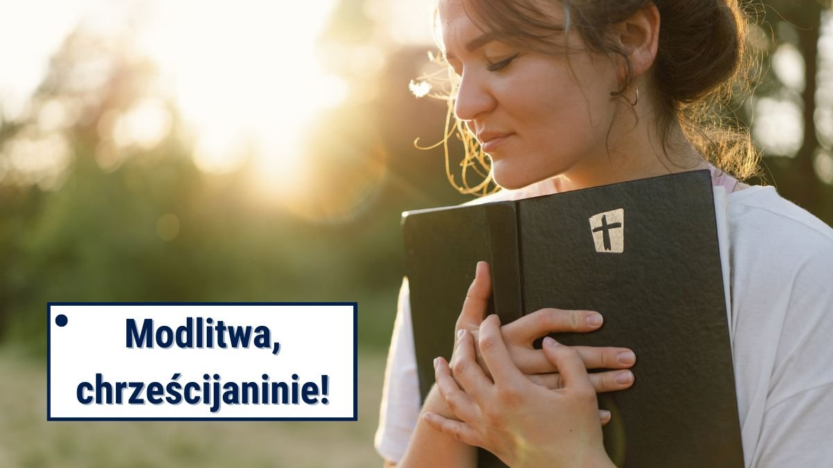 Kobieta przytulająca Pismo Święte