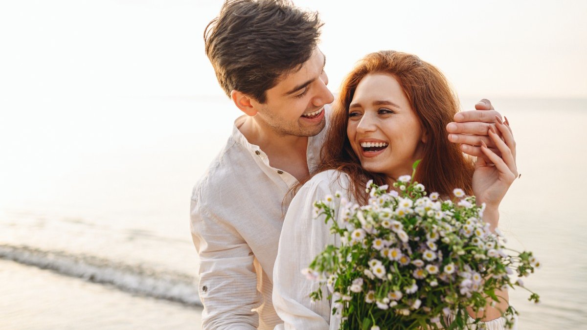 COUPLE-HAPPY-FLOWER-BEACH.jpg