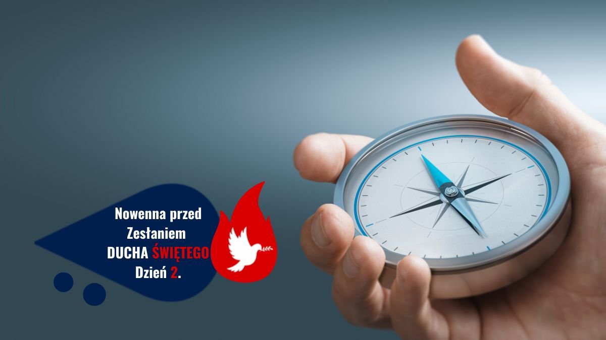 Męska dłoń trzyma kompas